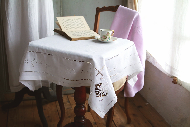 カットワークリネンスモールテーブルクロス　アンティークストリュフ