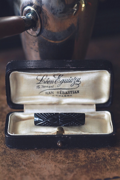 ヴィクトリアンジェットブローチ　アンティークジュエリー　ヴィンテージアクセサリー　アンティークストリュフ