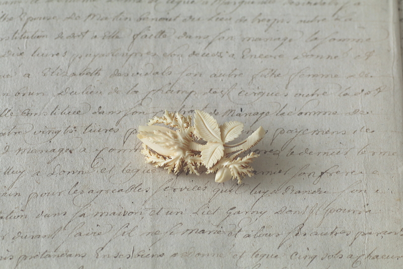 モスローズアイボリーペンダント　カーブドボーンブローチ　ヴィクトリアン　アンティークジュエリー　ヴィンテージアクセサリー　アンティークストリュフ