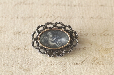 ミニアチュールの天使　マーカサイトシルバーブローチ　フランス　アンティークストリュフ