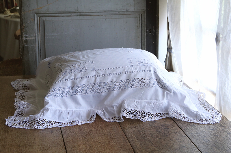 ボビンレースのクッションカバーペア　イギリス　アンティークストリュフ