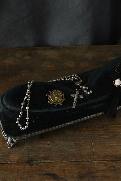 黒ベルベットのディスプレイステージ　飾り台　ジュエリースタンド　イギリス アンティークストリュフ 20250917 