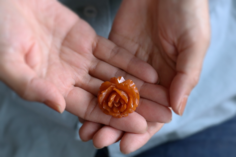 カーブドベークライト　薔薇のペンダントブローチ　ヨーロッパ アンティークストリュフ