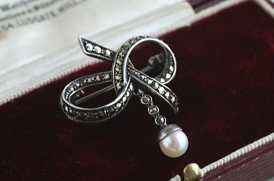 パールアンドマーカサイトシルバーブローチ　ヨーロッパ　アンティークストリュフ