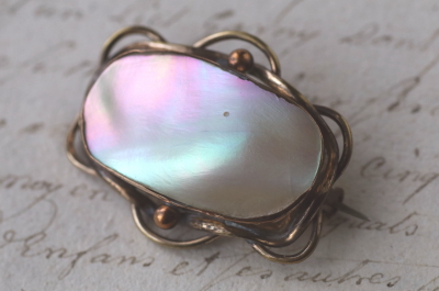 ヴィクトリアンマザーオブパールブローチ　イギリス　アンティークストリュフ