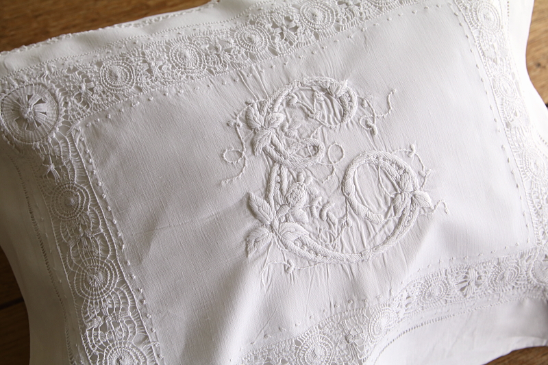 刺繍のナイトドレスケースのクッション　ワイルドストロベリー　イギリス アンティークストリュフ