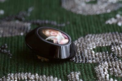 少女のミニアチュール　ジェットフレームブローチ　アンティークジュエリー　ヴィンテージアクセサリー　イギリス　アンティークストリュフ 20251211