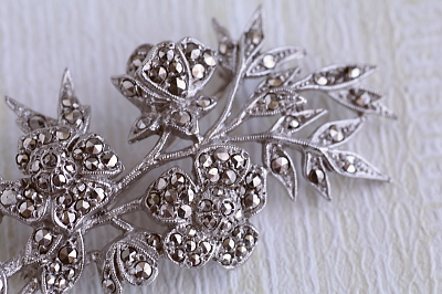 マーカサイトメタルローズスプレーブローチ　ヴィンテージジュエリー　アクセサリー　ヨーロッパ　アンティークストリュフ 20251218