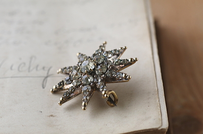 クリアペーストスターブローチ　ヴィクトリアン　アンティークストリュフ