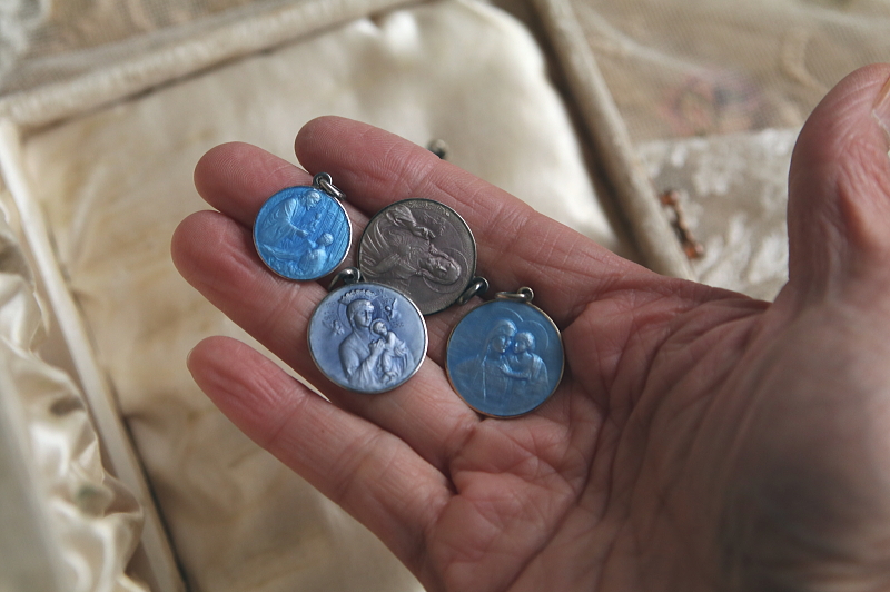 カラーエナメルのメダイ　スペイン　アンティークストリュフ