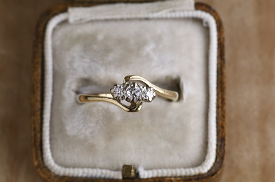 スリーダイヤモンドクロスオーバーリング　イギリス　エンゲージ　アンティークストリュフ