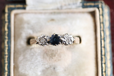 ブルーサファイアアンドダイヤ　3ストーンリング　イギリス　アンティークストリュフ