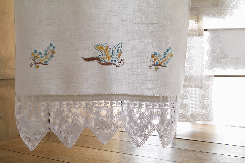 雄鶏のフィレ飾りゲストタオル　蝶の刺繍　イギリス　アンティークストリュフ