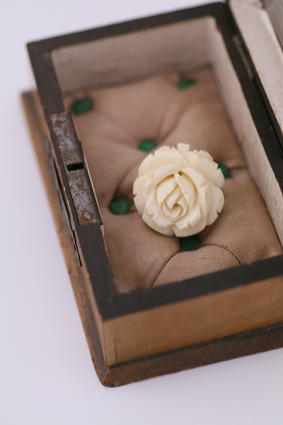 ボーンローズブローチ　イギリス　アンティークストリュフ