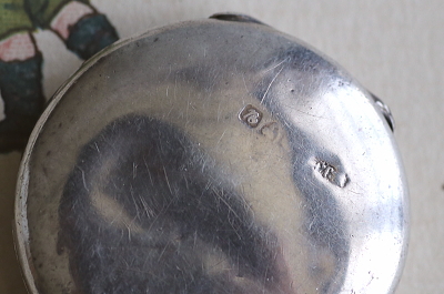 モノグラム　シルバーロケットペンダントチャーム　アンティークジュエリー　ヴィンテージアクセサリー　イギリス　アンティークストリュフ 20251216