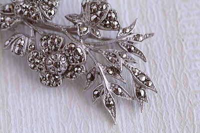 マーカサイトメタルローズスプレーブローチ　ヴィンテージジュエリー　アクセサリー　ヨーロッパ　アンティークストリュフ 20251218