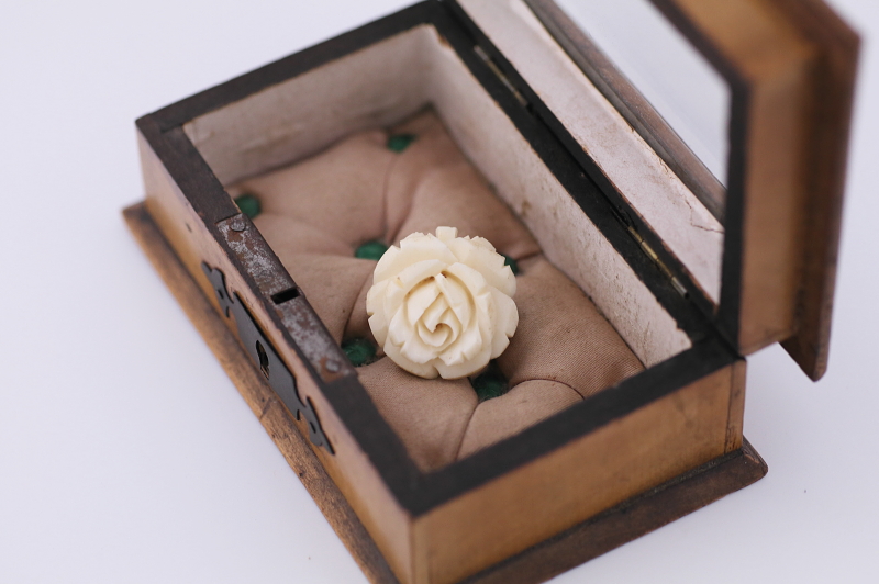 ボーンローズブローチ　イギリス　アンティークストリュフ