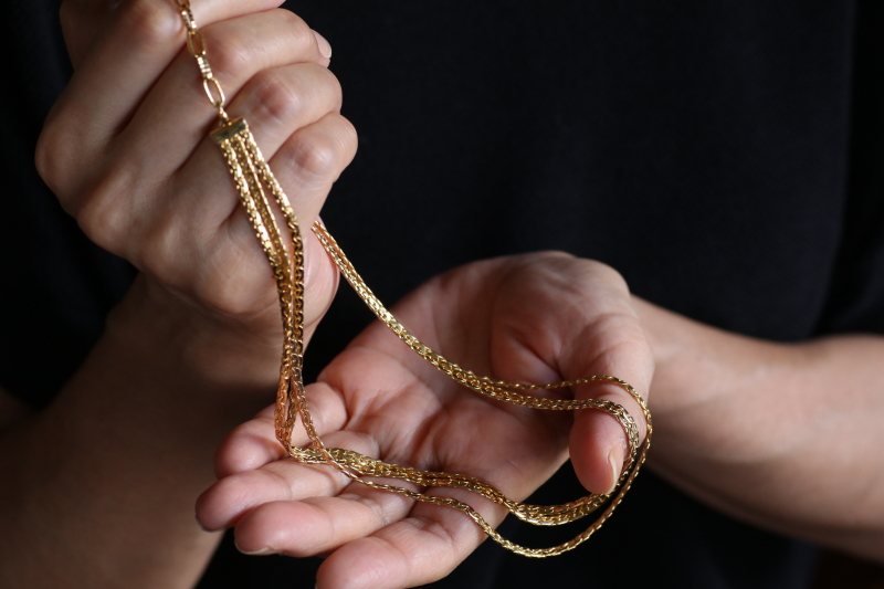 ゴールドトーンメタル　3連チェーンネックレス　イギリス　コスチュームジュエリー アンティークストリュフ