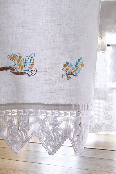 雄鶏のフィレ飾りゲストタオル　蝶の刺繍　イギリス　アンティークストリュフ 20250725