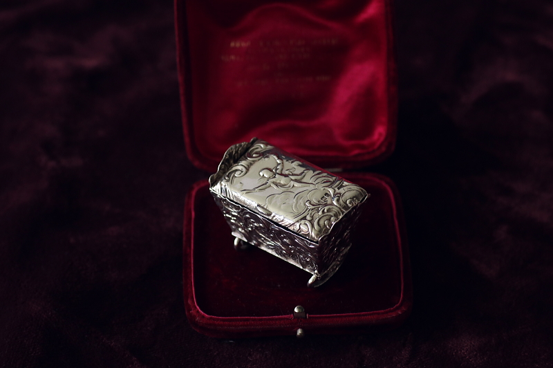 ロココの天使　シルバーベビーコット　ドイツ アンティークストリュフ