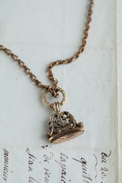 ヴィクトリアンメタルフォブシール　イギリス　アンティークストリュフ 20251217