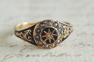 ヴィクトリアンエナメルモーニングリング　イギリス　アンティークストリュフ