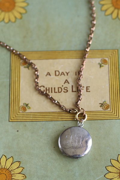 モノグラム　シルバーロケットペンダントチャーム　アンティークジュエリー　ヴィンテージアクセサリー　イギリス　アンティークストリュフ 20251216