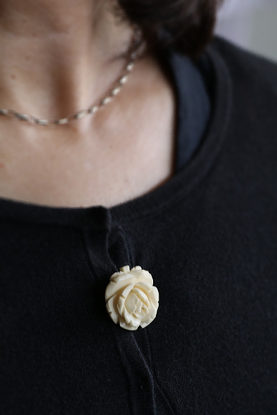 ボーンローズブローチ　イギリス　アンティークストリュフ