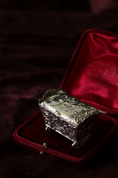 ロココの天使　シルバーベビーコット　ドイツ アンティークストリュフ 20250918