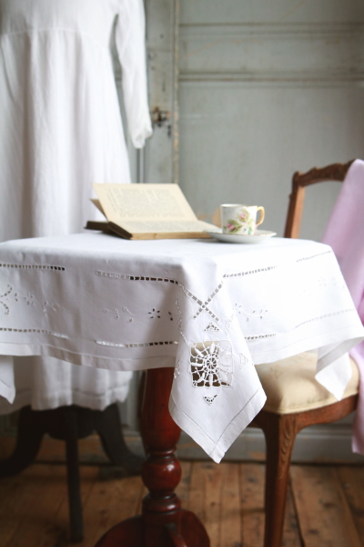 カットワークリネンスモールテーブルクロス　アンティークストリュフ 20250611