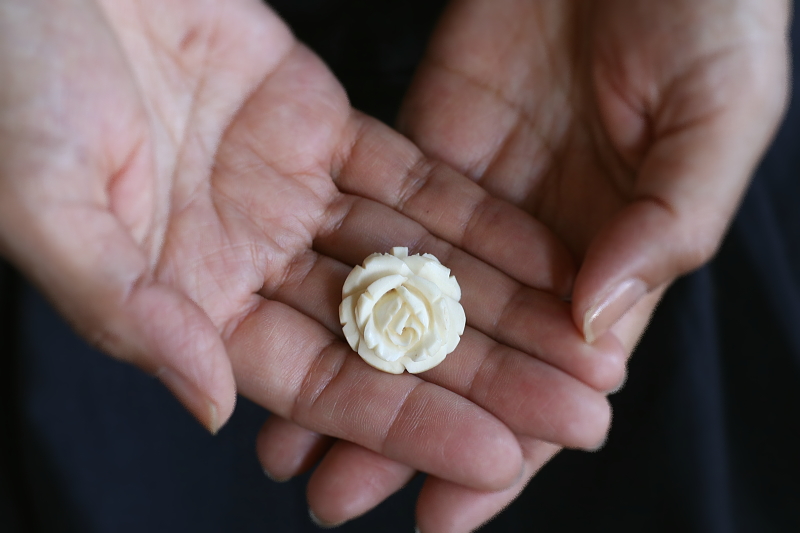 ボーンローズブローチ　イギリス　アンティークストリュフ