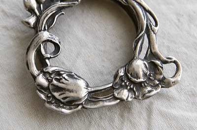 アールヌーヴォーの花のナプキンリング　ポピー　ヨーロッパ　アンティークストリュフ