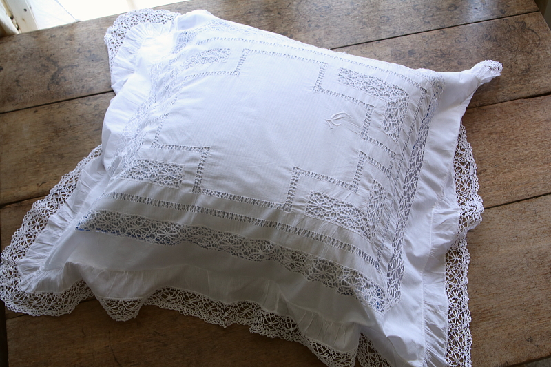 ボビンレースのクッションカバーペア　イギリス　アンティークストリュフ