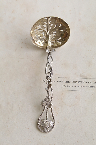 葡萄葉のシルバーサービングスプーン　イギリス アンティークストリュフ