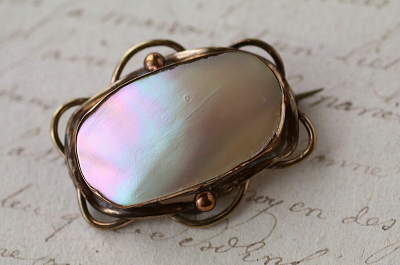 ヴィクトリアンマザーオブパールブローチ　イギリス　アンティークストリュフ