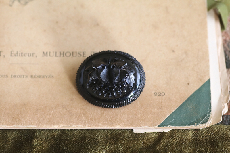 薔薇のジェットブローチ　イギリス　ヴィクトリアン アンティークストリュフ