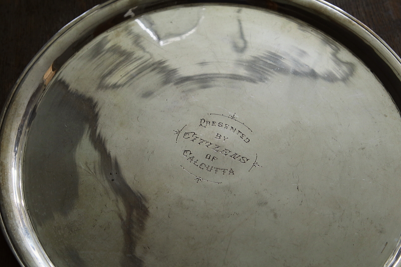 シルバープレート　ラウンドトレイ　コルカタ アンティークストリュフ