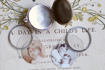 モノグラム　シルバーロケットペンダントチャーム　アンティークジュエリー　ヴィンテージアクセサリー　イギリス　アンティークストリュフ 20251216