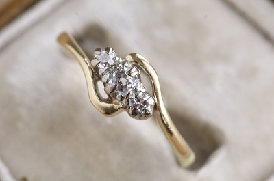 スリーダイヤモンドクロスオーバーリング　イギリス　エンゲージ　アンティークストリュフ