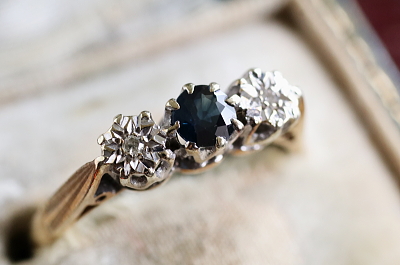 ブルーサファイアアンドダイヤ　3ストーンリング　イギリス　アンティークストリュフ
