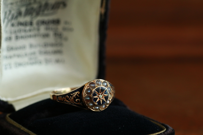 ヴィクトリアンエナメルモーニングリング　イギリス　アンティークストリュフ