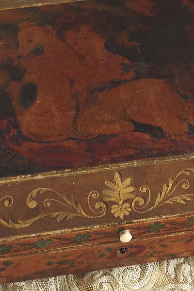 象牙の摘みの紙張りの箱　グレイハウンド　アンティークストリュフ