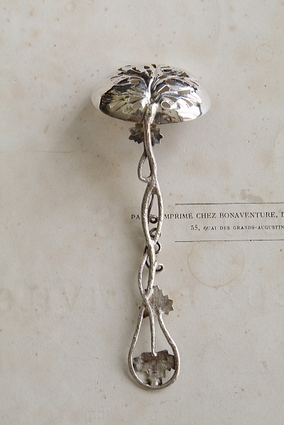 葡萄葉のシルバーサービングスプーン　イギリス アンティークストリュフ