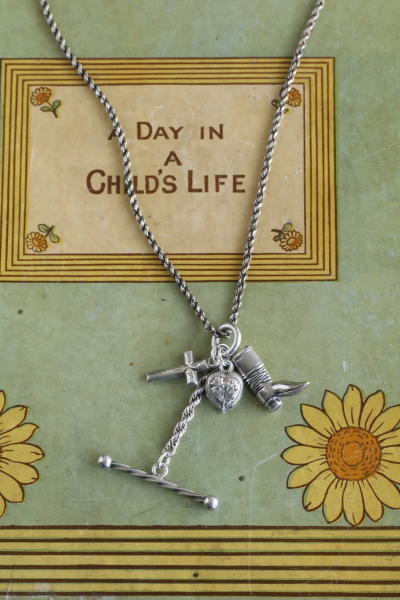 ヴィクトリアン　ホロウシルバーチャーム　Tバー　アンティークジュエリー　ヴィンテージアクセサリー　イギリス　アンティークストリュフ 20251216