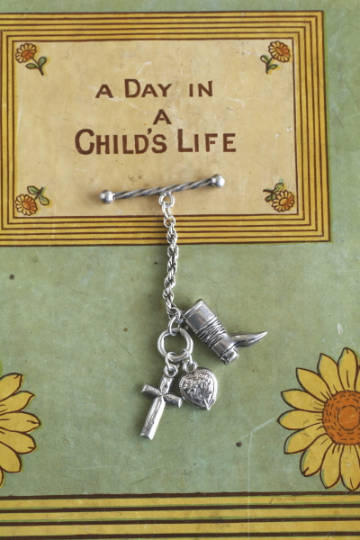 ヴィクトリアン　ホロウシルバーチャーム　Tバー　アンティークジュエリー　ヴィンテージアクセサリー　イギリス　アンティークストリュフ 20251216