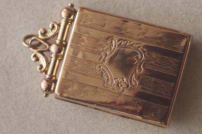 ローズゴールドバック&フロント　ロケットチャーム　イギリス　アンティークストリュフ