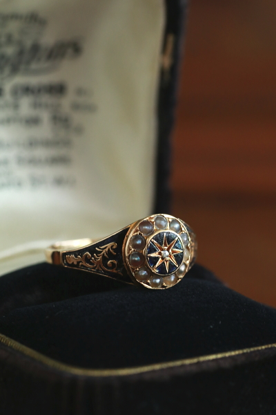 ヴィクトリアンエナメルモーニングリング　イギリス　アンティークストリュフ 20250605