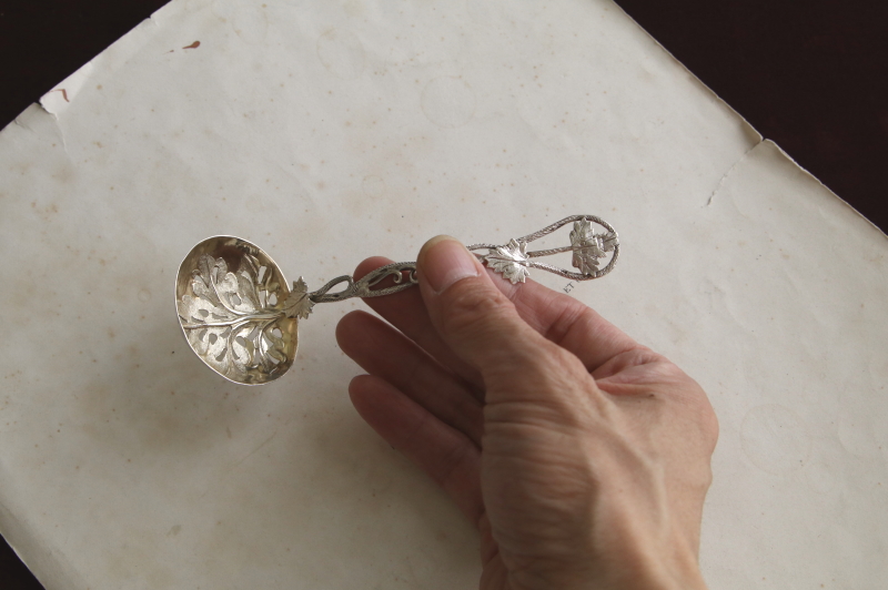 葡萄葉のシルバーサービングスプーン　イギリス アンティークストリュフ