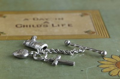 ヴィクトリアン　ホロウシルバーチャーム　Tバー　アンティークジュエリー　ヴィンテージアクセサリー　イギリス　アンティークストリュフ 20251216