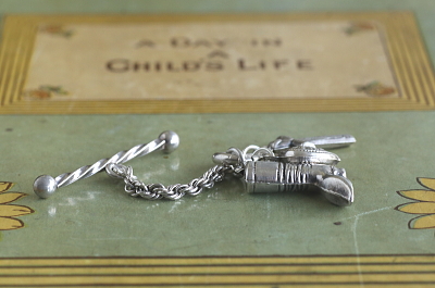 ヴィクトリアン　ホロウシルバーチャーム　Tバー　アンティークジュエリー　ヴィンテージアクセサリー　イギリス　アンティークストリュフ 20251216